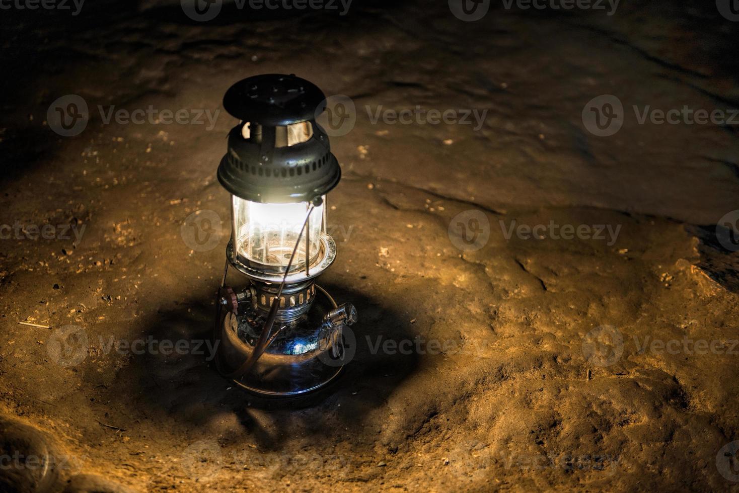 de gammal antik storm lykta i en grotta foto