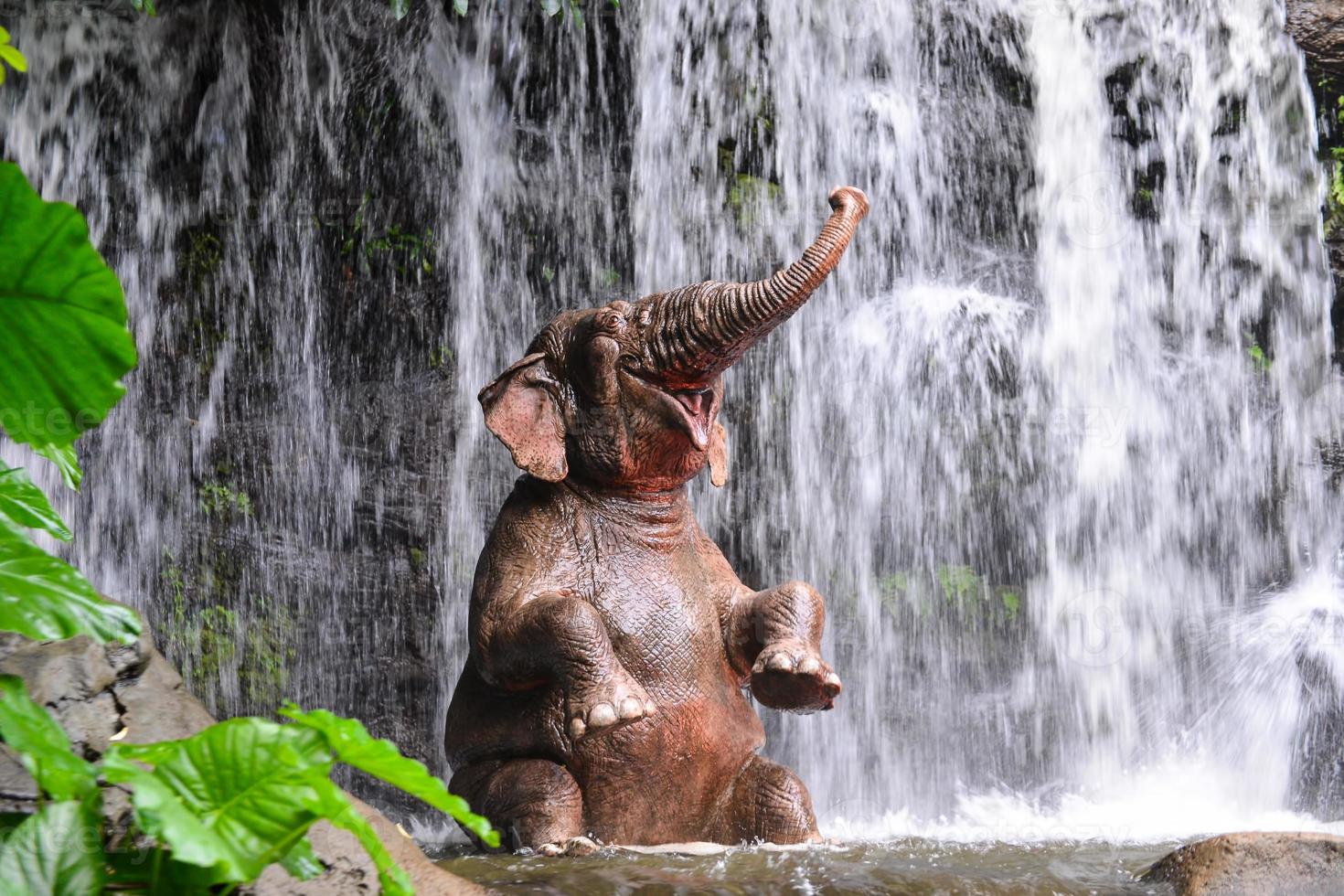 elefant är badning på de vattenfall foto