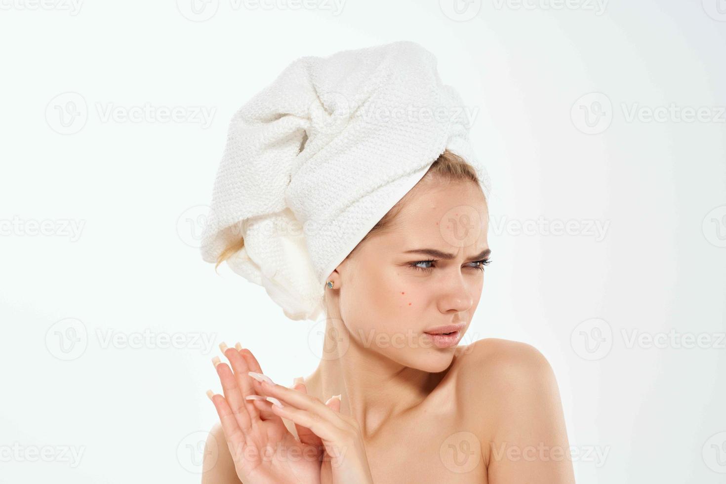 kvinna med en handduk på henne huvud hud vård ansikte dermatologi hygien foto