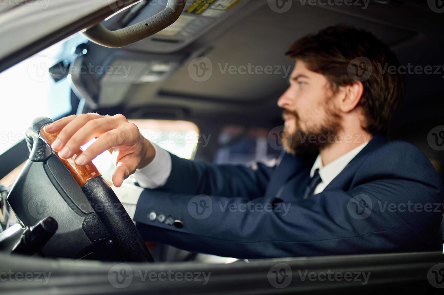 affärsmän i en kostym i en bil en resa till arbete kommunikation förbi telefon foto
