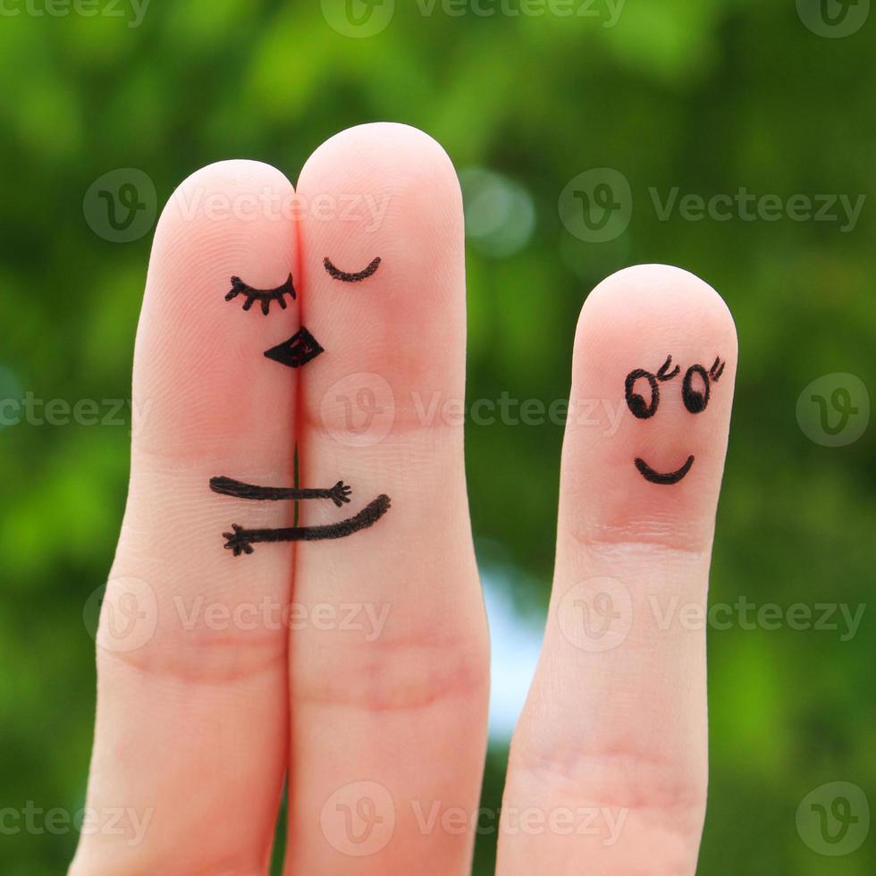 finger konst av en Lycklig par. de Lycklig par kissing och kramar. de Övrig flicka utseende på dem och gläds. foto