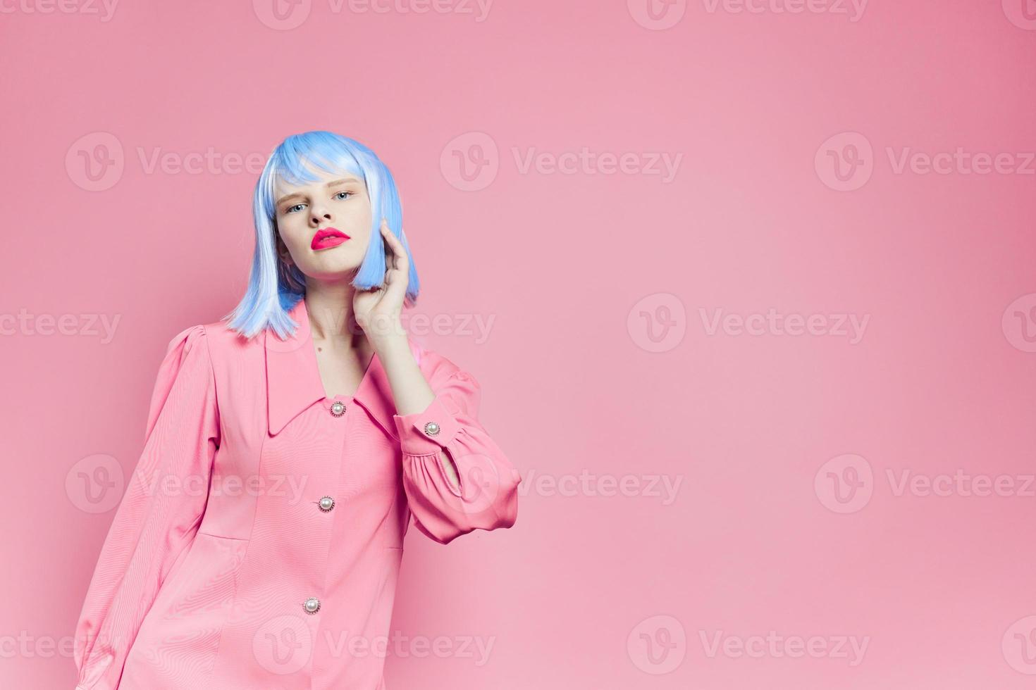 modern kvinna i blå peruk rosa klänning röd mun isolerat bakgrund foto