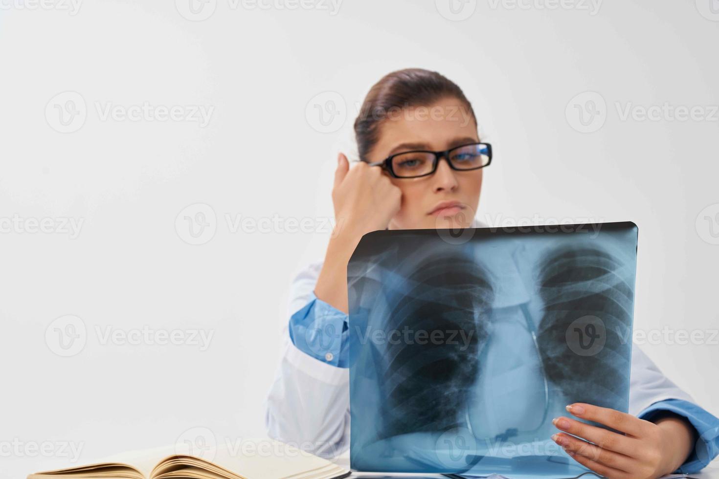 kvinna Sammanträde på tabell röntgen och medicin sjukhus forskning foto