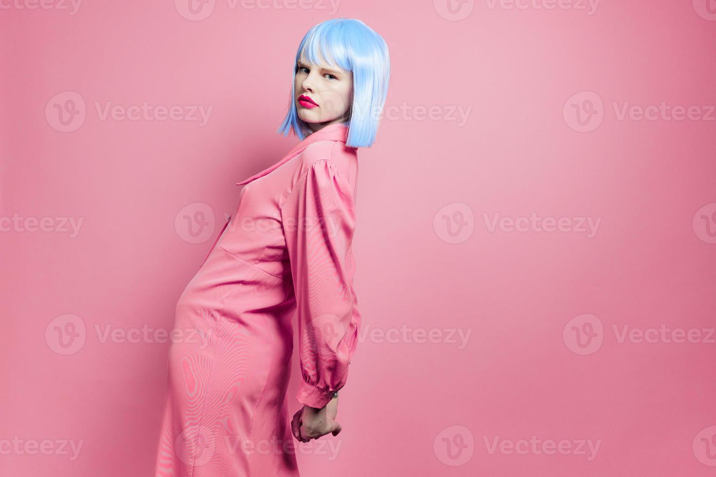 porträtt av en kvinna bär en blå peruk smink studio modell foto