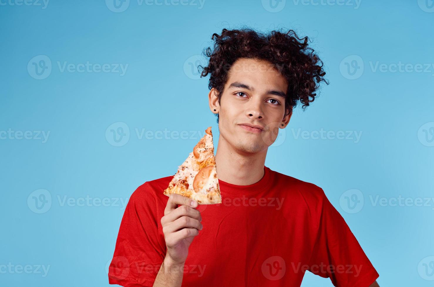 kille var är han och hår i en röd t-shirt med en skiva av pizza på en blå bakgrund foto