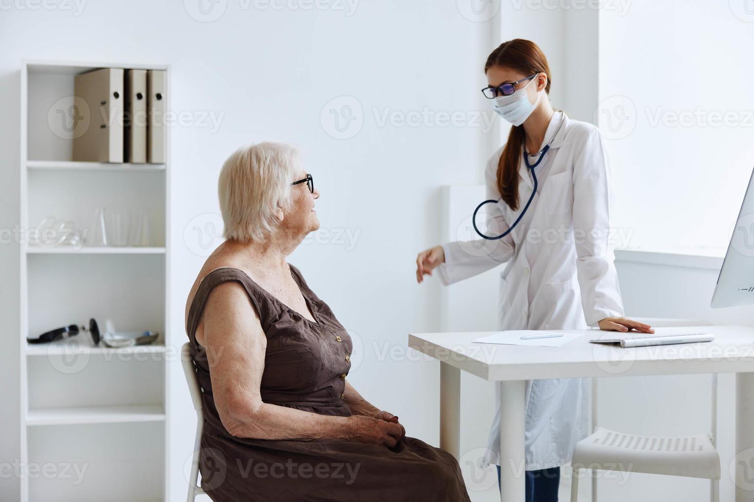 kvinna läkare diskussion med de patient professionell diagnostik foto