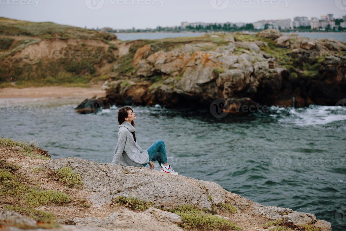 kvinna strand turism molnig väder sten kust kvinna avkopplande foto