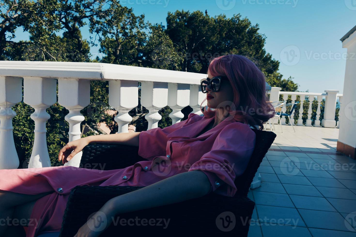 modern kvinna i solglasögon utomhus Sammanträde avkopplande sommar dag foto