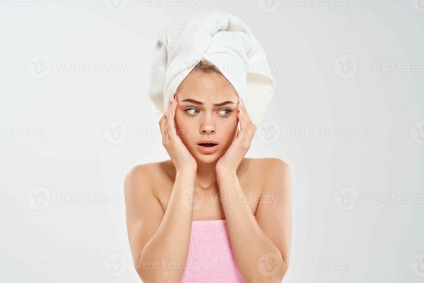 kvinna med handduk på huvud ansikte hud problem beskurna se foto