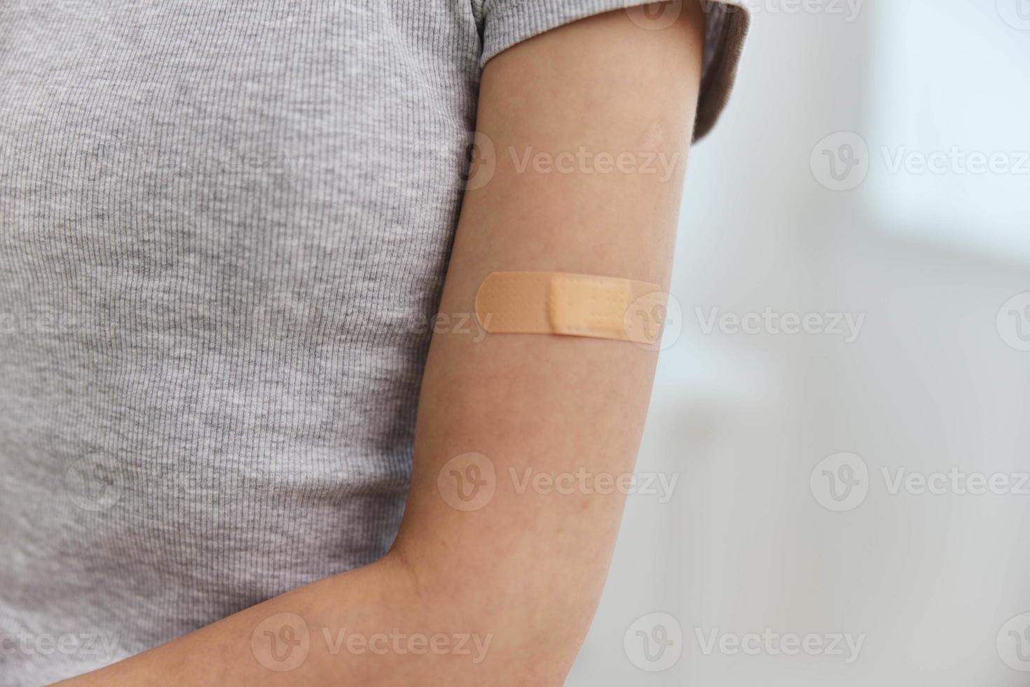 lim plåster på de axel kvinna hand immunitet vaccination hälsa säkerhet immunisering foto