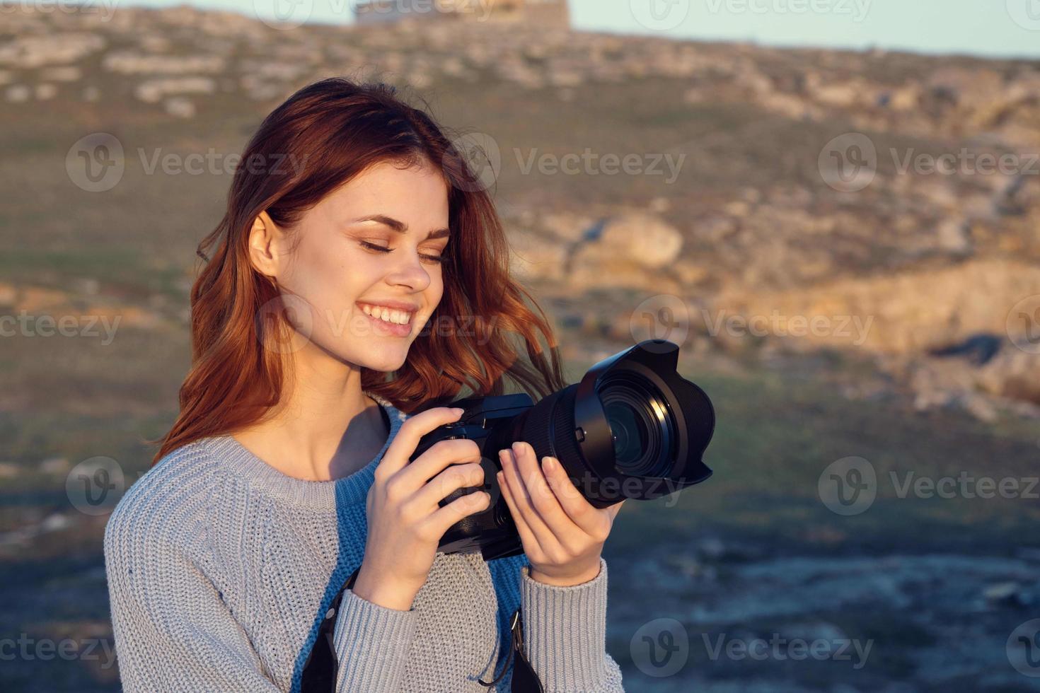 kvinna fotograf med kamera i natur professionell foto