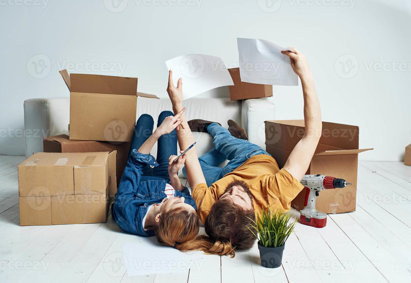 porträtt av man och kvinna med lådor rör på sig planer för de framtida lägenhet foto