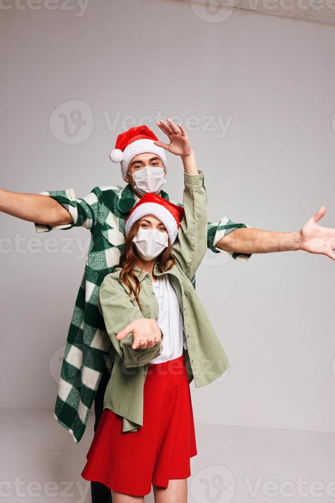 ung par jul livsstil medicinsk mask Semester vänskap foto
