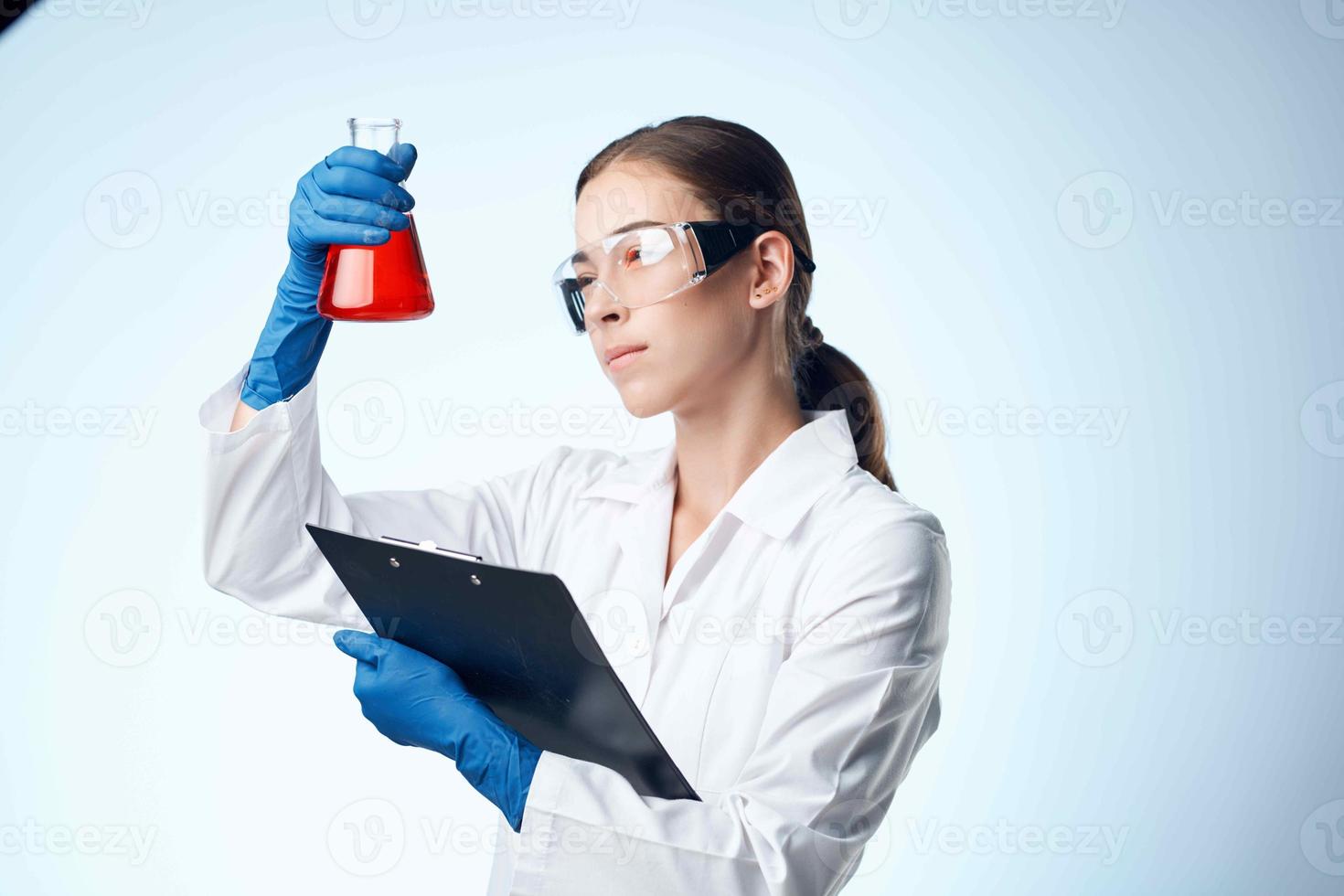 kvinna laboratorium assistent medicin forskning biologi teknologi analyser foto