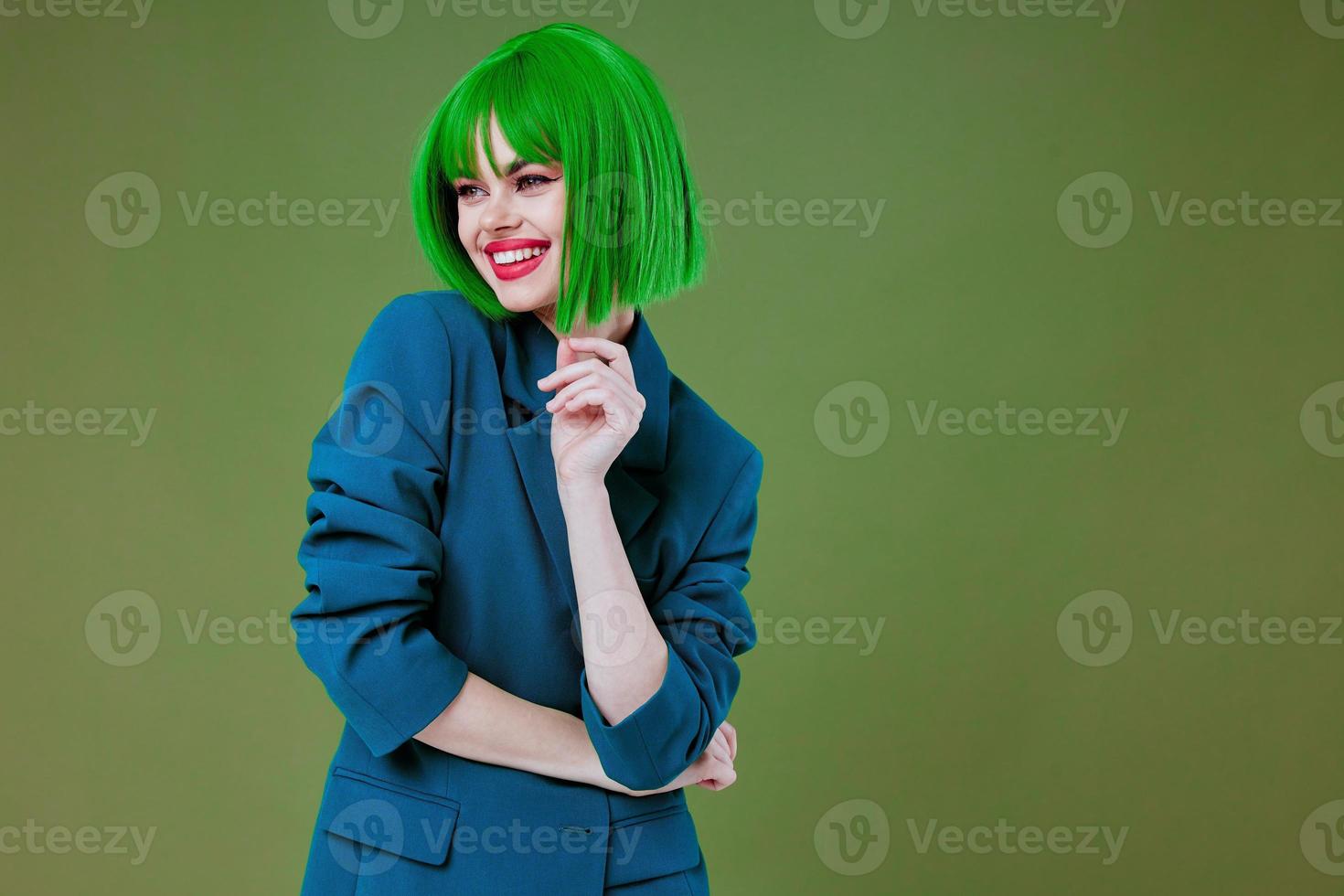 skön modern flicka bär en grön peruk blå jacka Framställ studio modell oförändrad foto