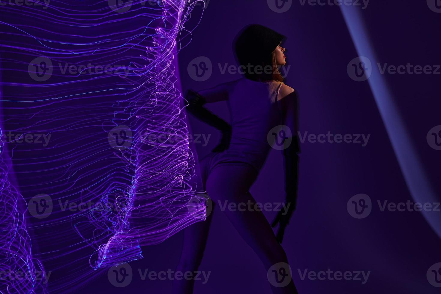 Söt ung kvinna disko neon rader lyx mode studio modell oförändrad foto