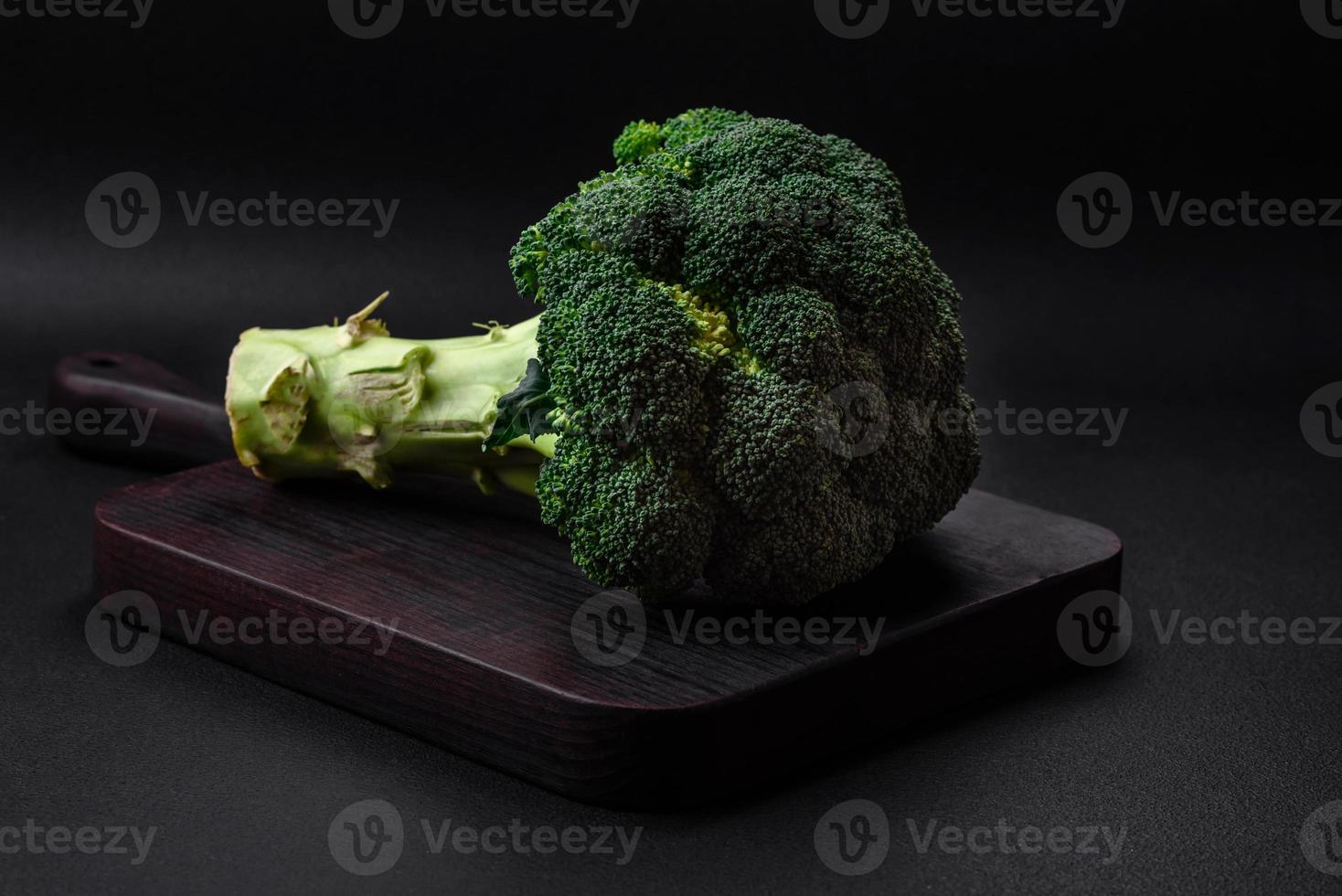 rå färsk broccoli på en svart Hem kök tabell foto