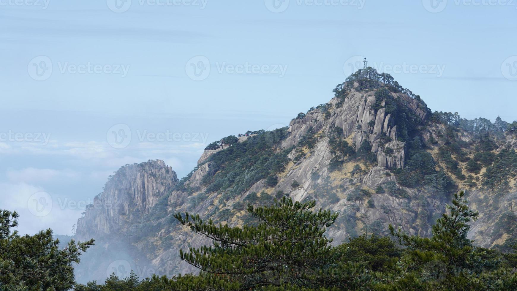 de skön bergen landskap med de grön skog och de bröt ut sten klippa som bakgrund i de landsbygden av de Kina foto