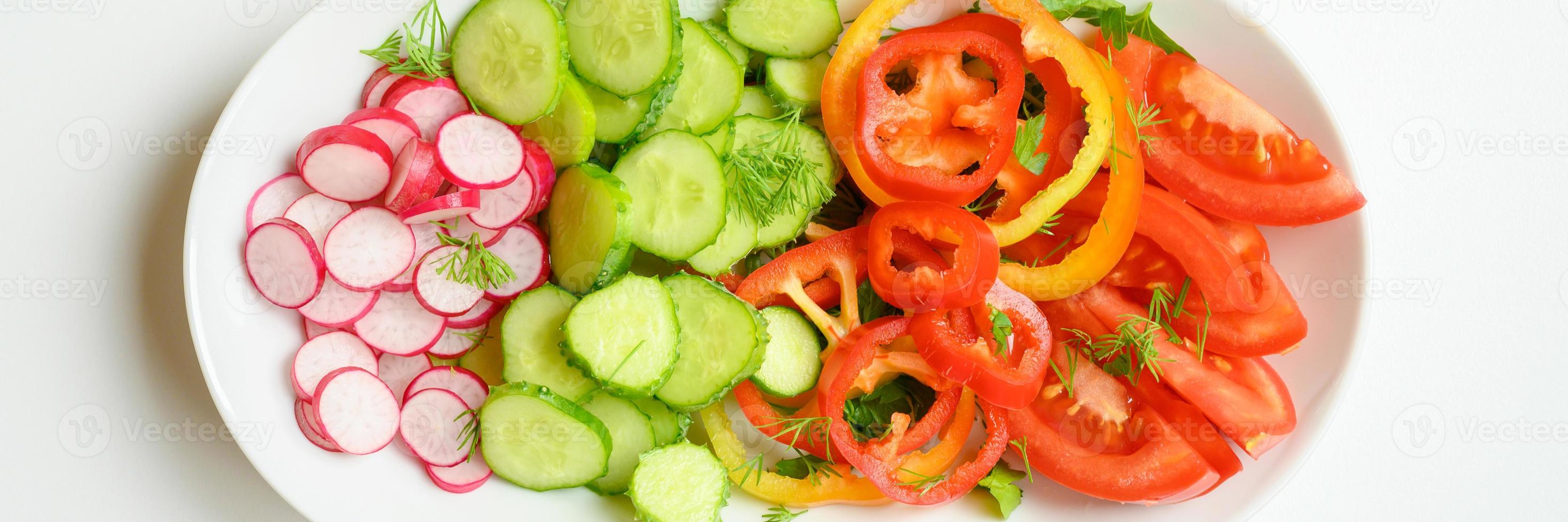 färsk sallad i en vit platta foto