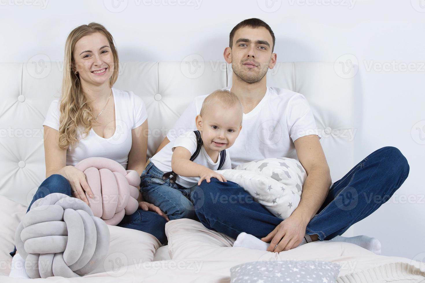 mamma, pappa och liten son är spelar på Hem. ung familj med en barn. foto