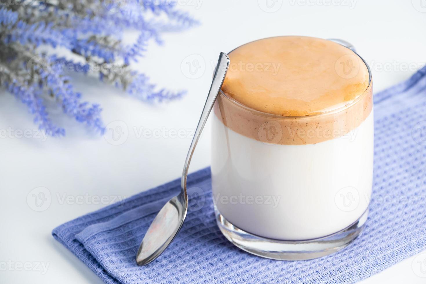 dalgona kaffe på en ljus bakgrund med lavendel foto