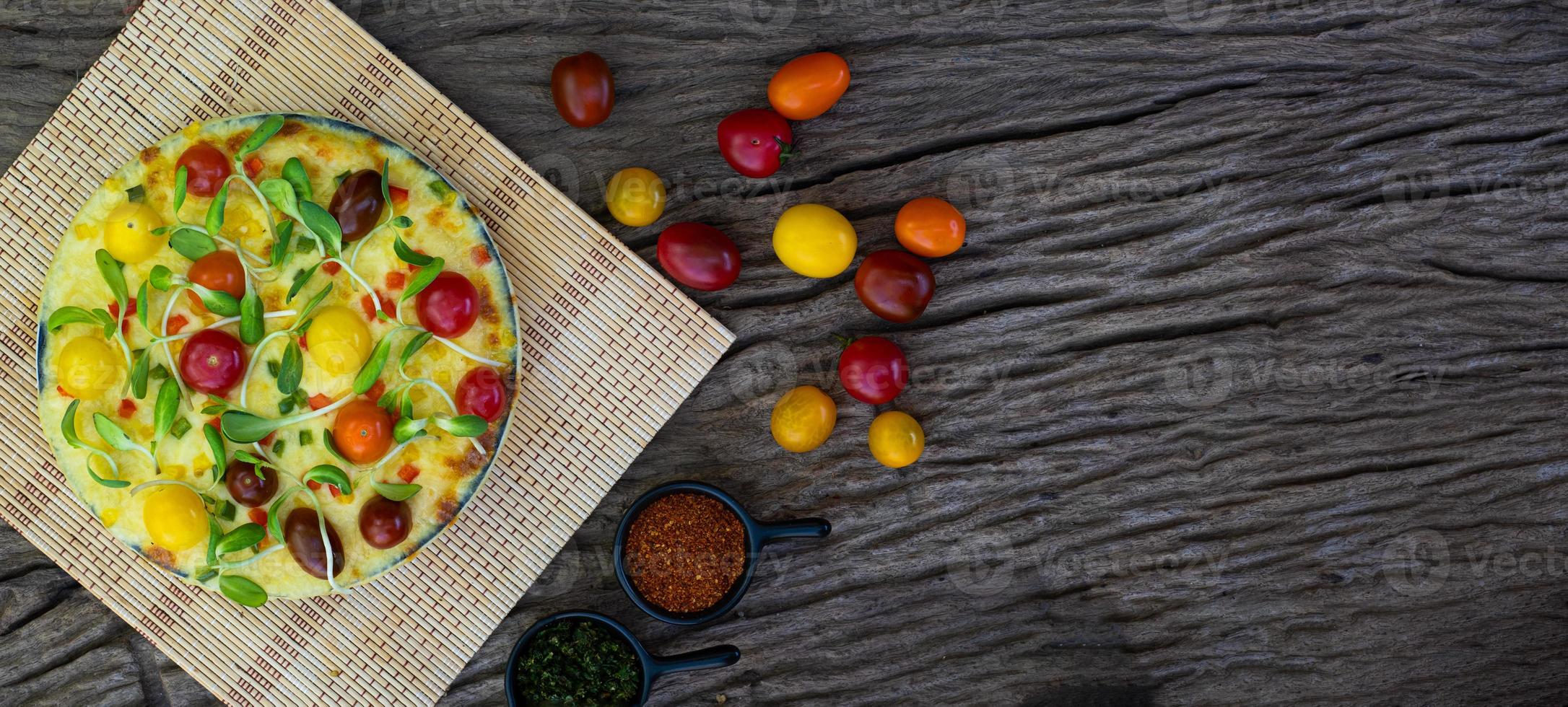 hemlagad vegetarisk pizza med körsbärstomater foto