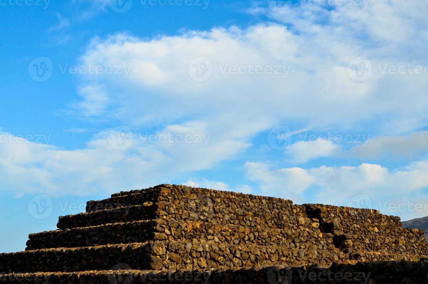 gammal pyramid tillverkad av stenar foto