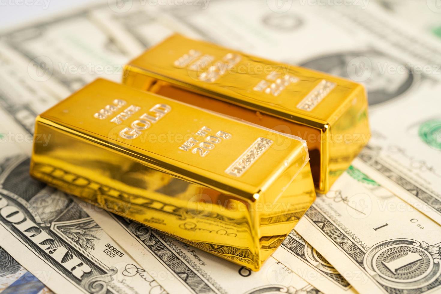 guld bar på oss dollar sedlar pengar, ekonomi finansiera utbyta handel investering begrepp. foto