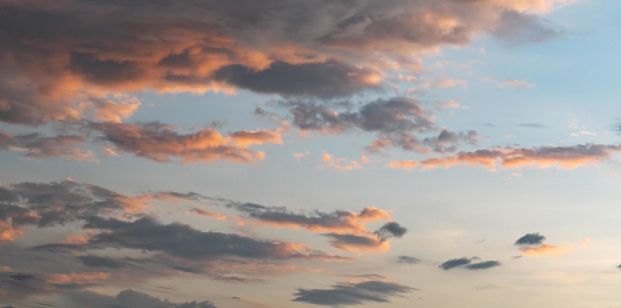 skön himmel med orange moln och solnedgång foto