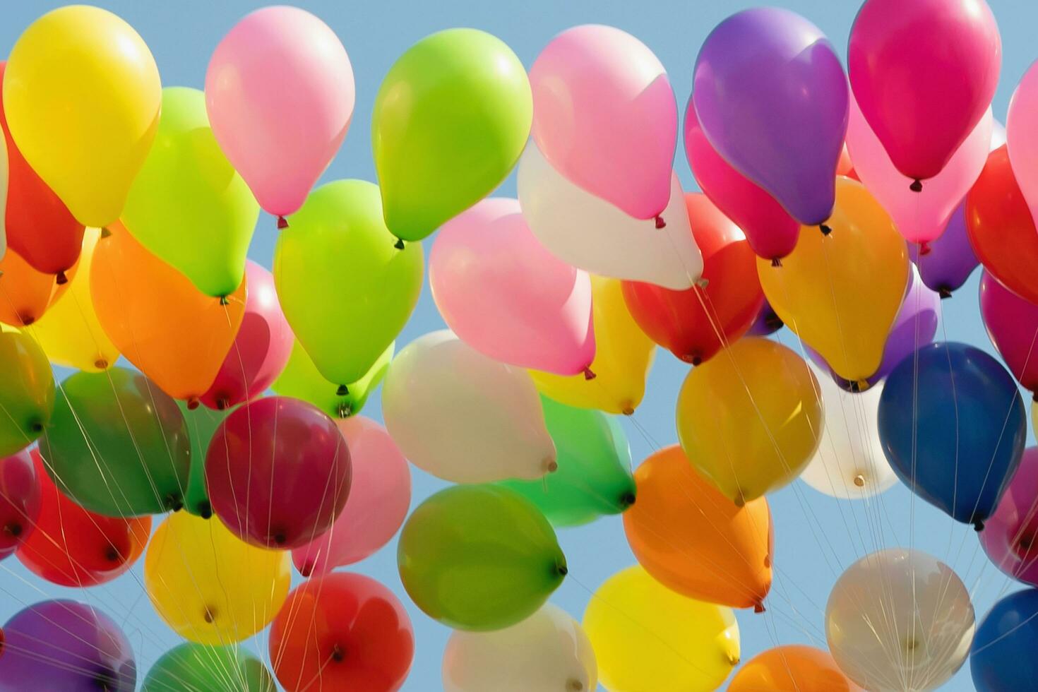 färgrik ballong med blå himmel bakgrund foto