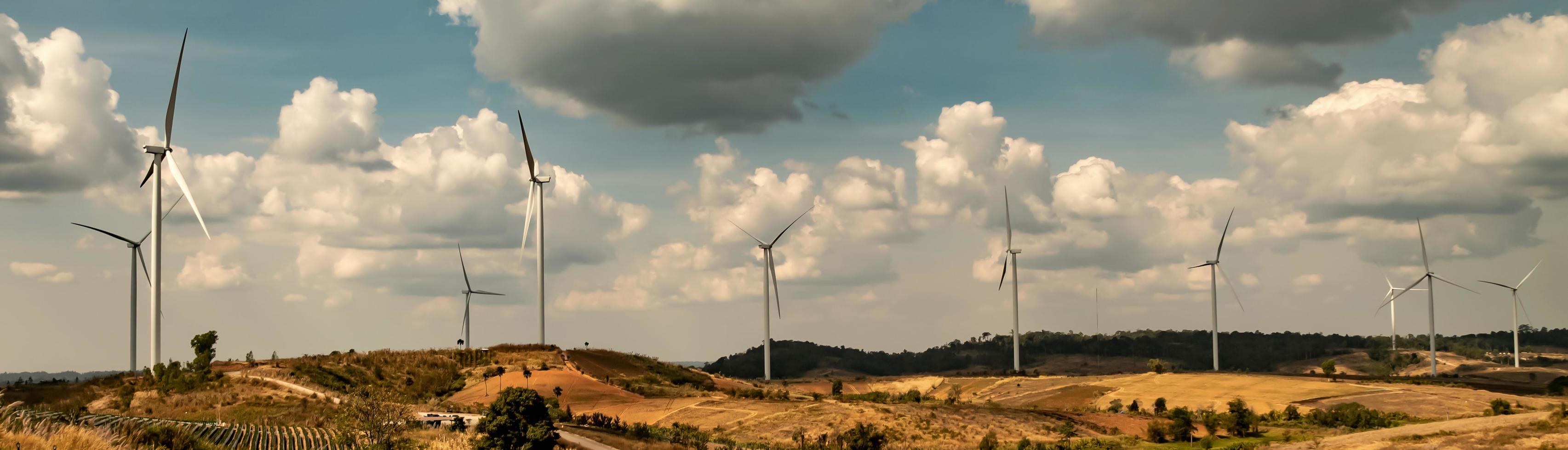 panorama vind turbin på kulle. energi kraft i natur. eco begrepp foto
