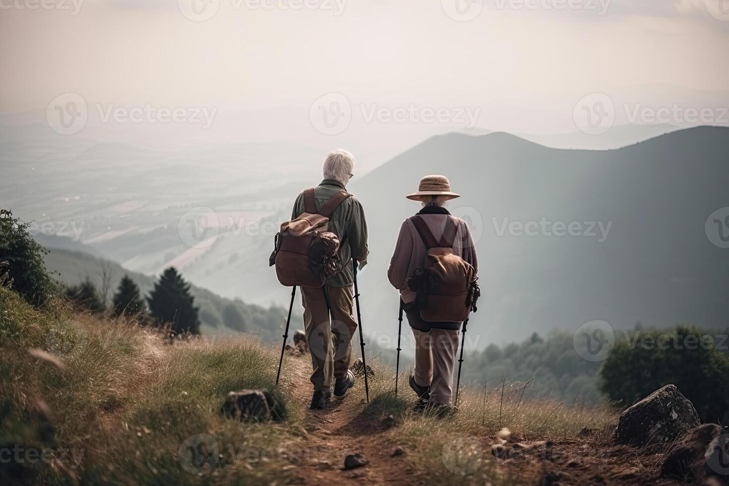 senior par vandring i berg. äldre turister med cykelpaket reser utomhus. aktiva livsstil i gammal ålder. skapas med generativ ai foto