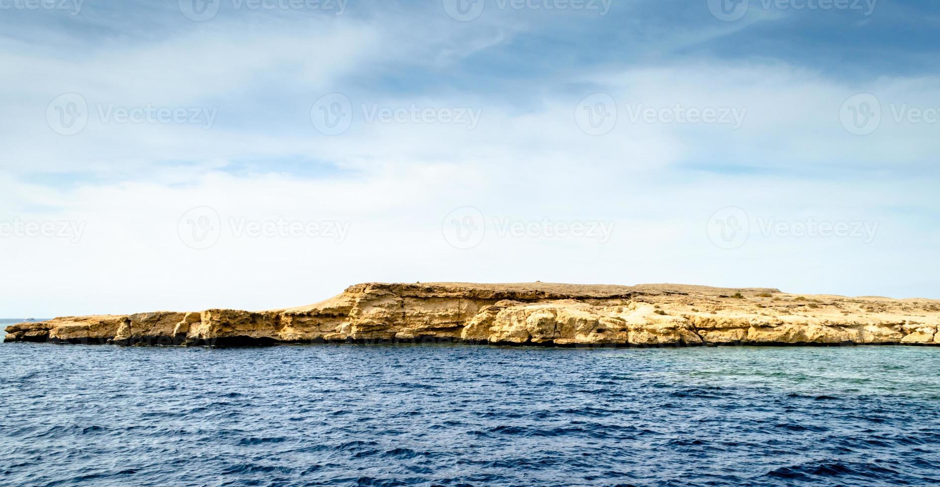 havsutsikt med stenar foto