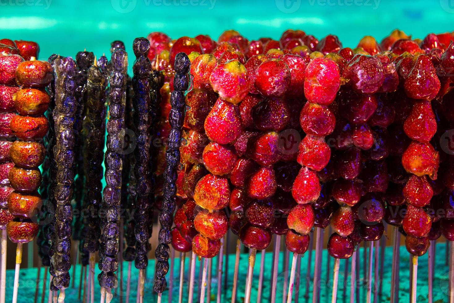 tang hulu eller kinesisk täckt med socker frukt pinne. de mellanmål av Kina i de vinter. foto
