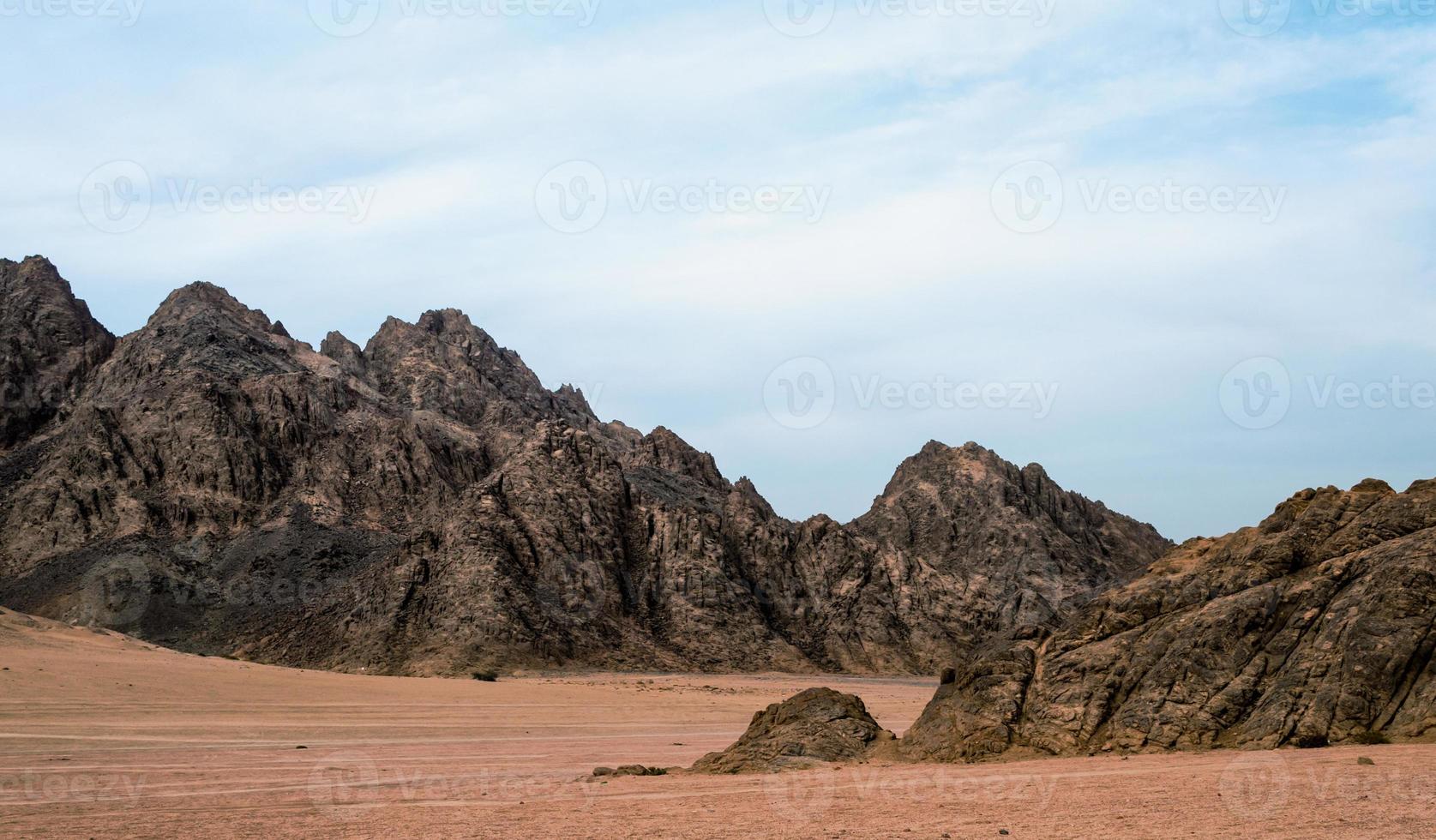 stenigt landskap med sand foto