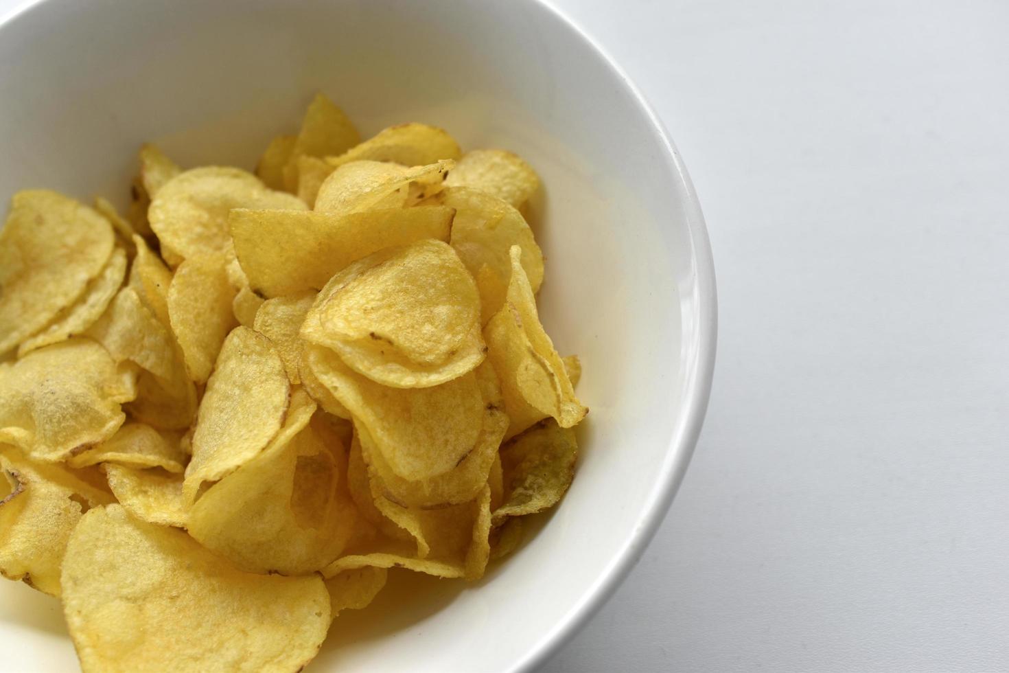 gula vackra läckra chips i en tallrik foto