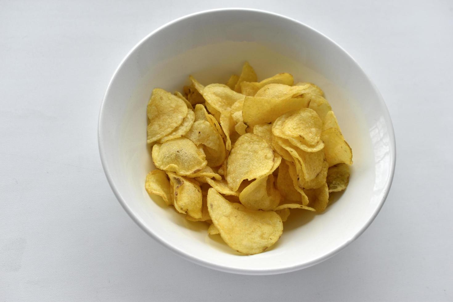 gula vackra läckra chips i en tallrik foto