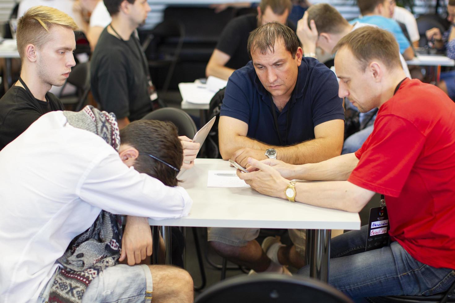 belarus, de stad av minsk. programmerare kontor. män på de tabell är diskuterar de projekt.lärare med studenter. foto