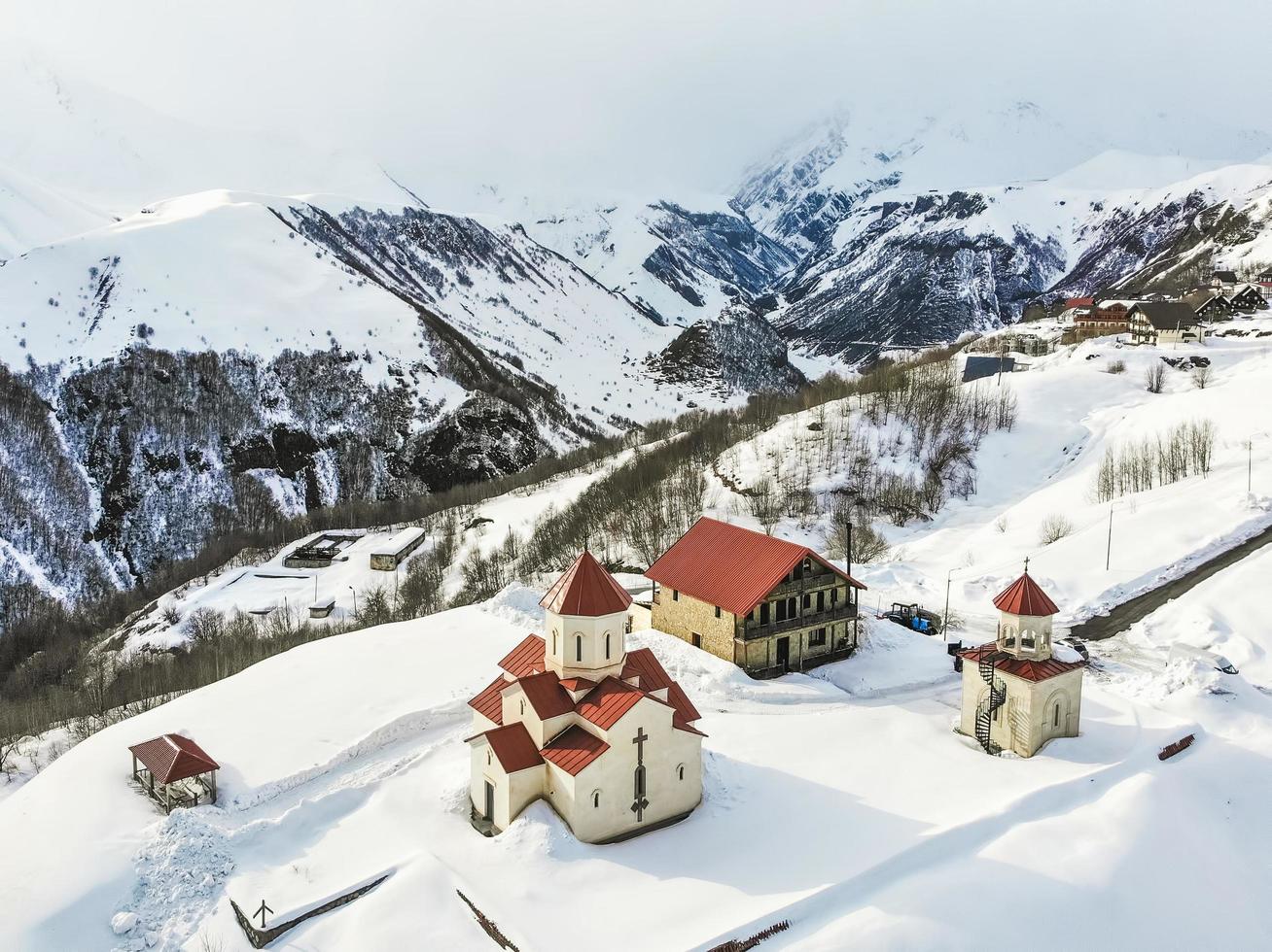 gudauri, georgien 2021- ortodox kyrkarkitektur i Kaukasus foto