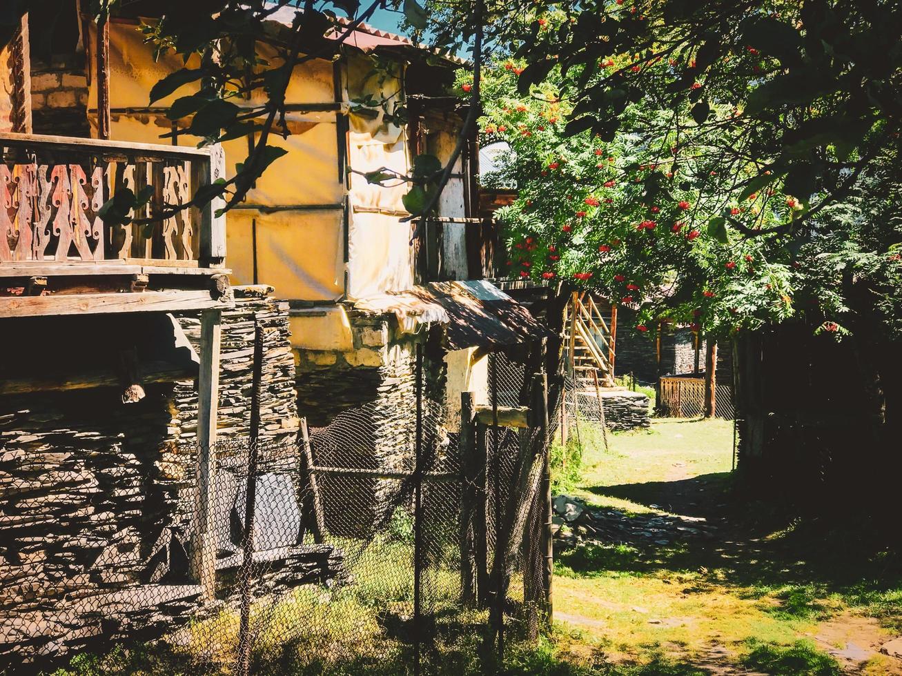 tuneshi national park, georgia 2020 - tusetiska hus i byn Shenaqo i tusheti nationalpark, en UNESCO-kulturarv. foto