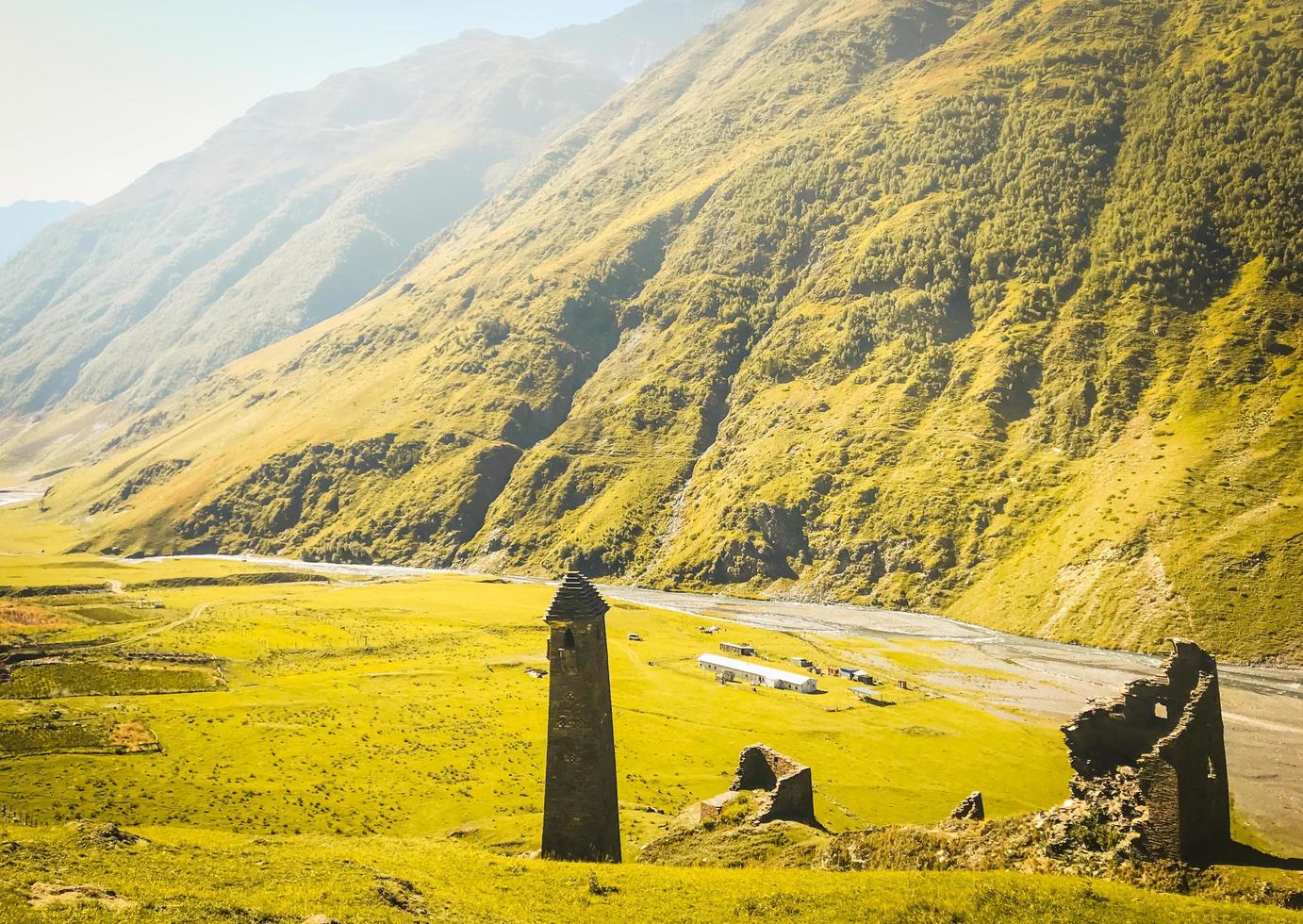 tusheti, georgia 2020- panoramautsikt gamla tusetiska torn i girevi by med gränskontrollstation foto