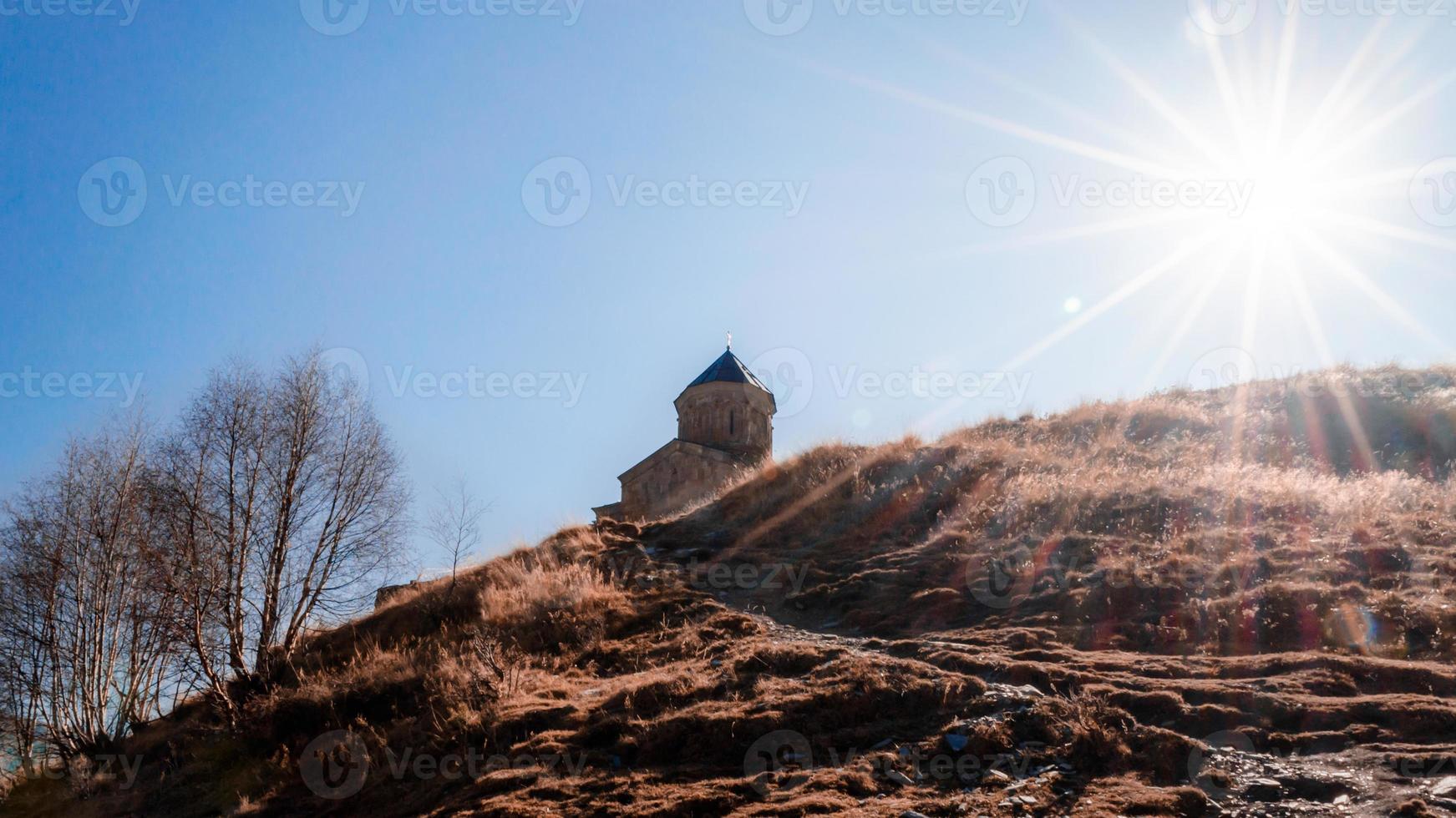 kyrka på en bergstopp foto