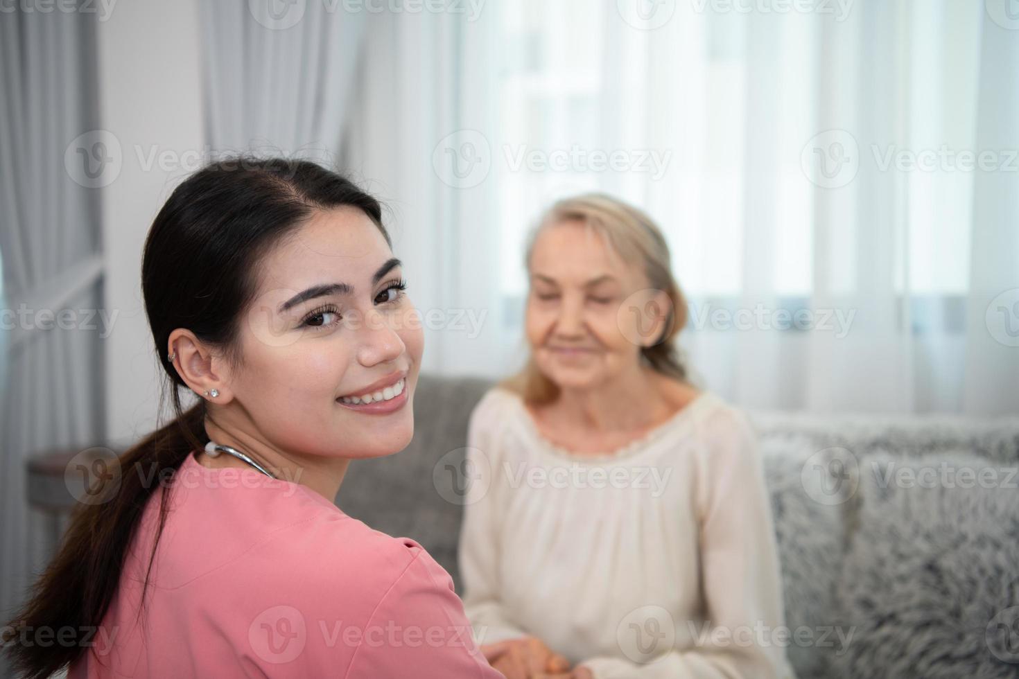 vårdgivare för ett äldre kvinna varje vecka kontroller på de patientens bostad. redo till ge medicinsk råd och prata handla om olika berättelser, utbyta varje Övrig lyckligt. foto