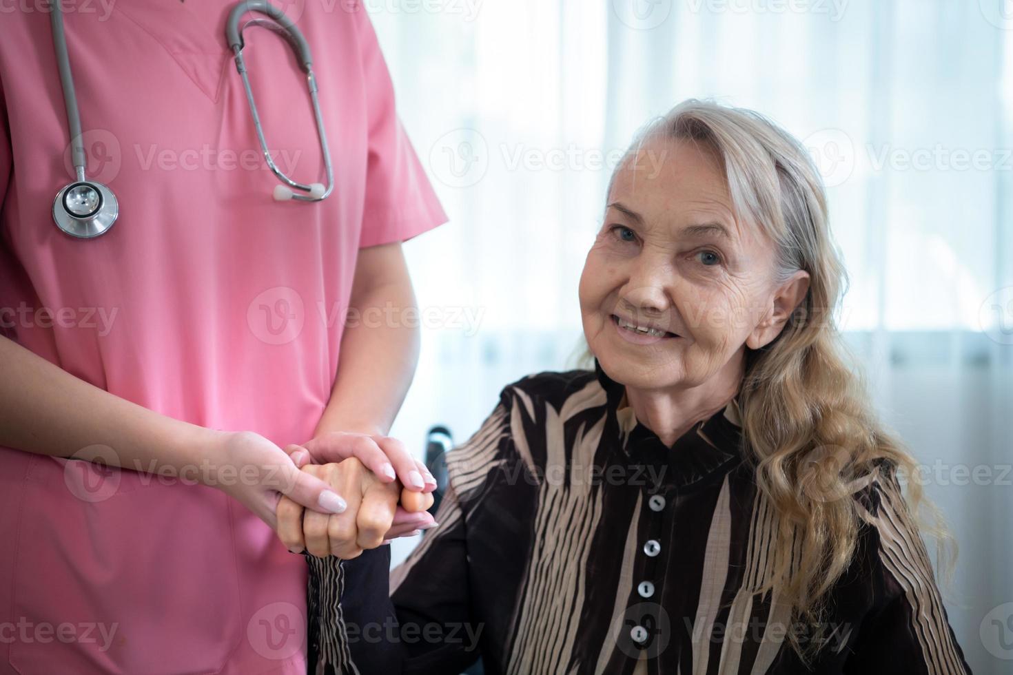 vårdgivare för ett äldre kvinna varje vecka kontroller på de patientens bostad. redo till ge medicinsk råd och prata handla om olika berättelser, utbyta varje Övrig lyckligt. foto