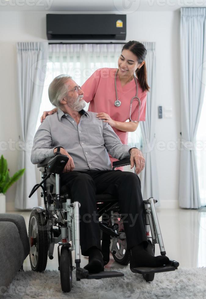 vårdgivare för ett äldre man varje vecka kontroller på de patientens bostad. redo till ge medicinsk råd och prata handla om olika berättelser, utbyta varje Övrig lyckligt. foto