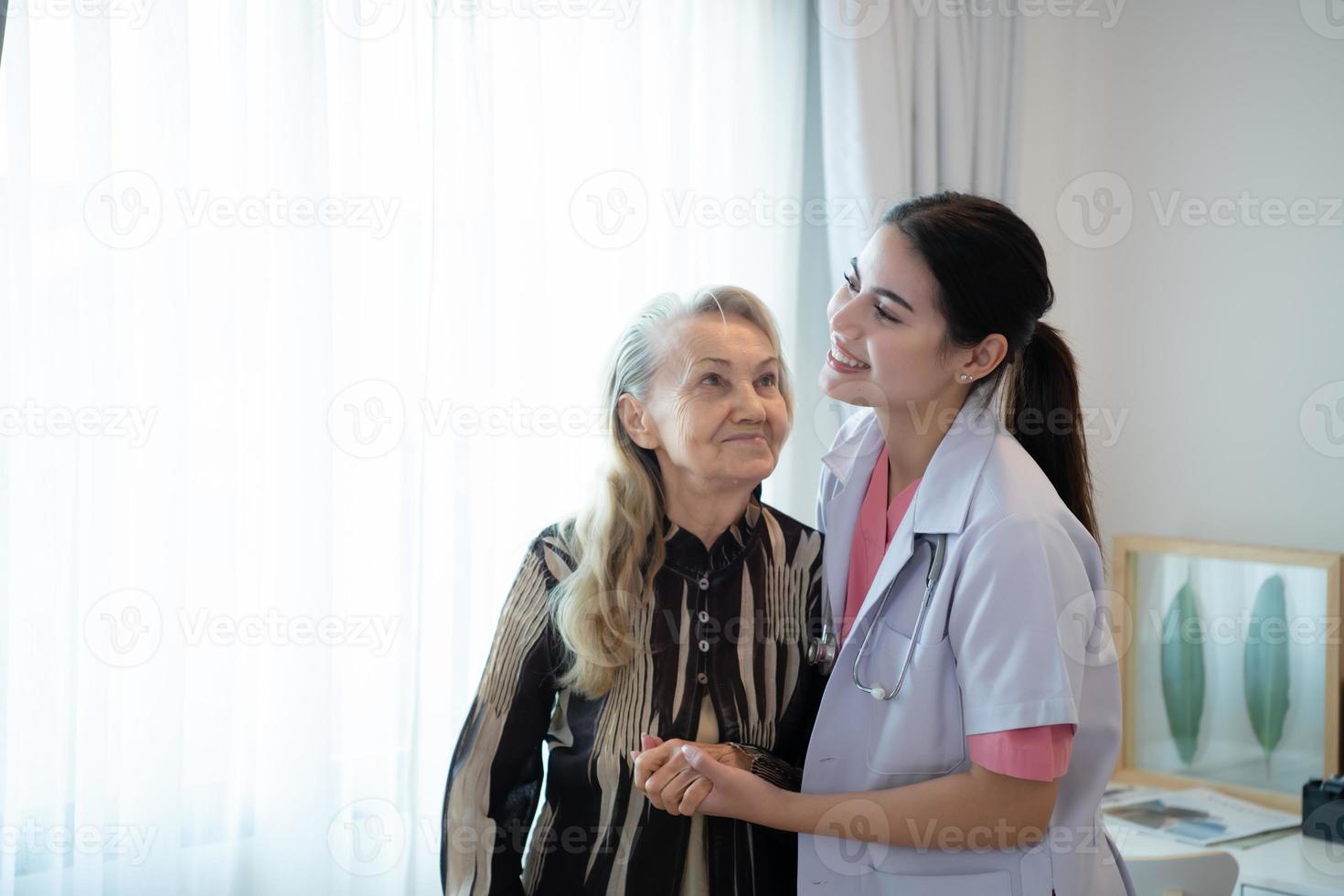 vårdgivare för ett äldre kvinna varje vecka kontroller på de patientens bostad. redo till ge medicinsk råd och prata handla om olika berättelser, utbyta varje Övrig lyckligt. foto