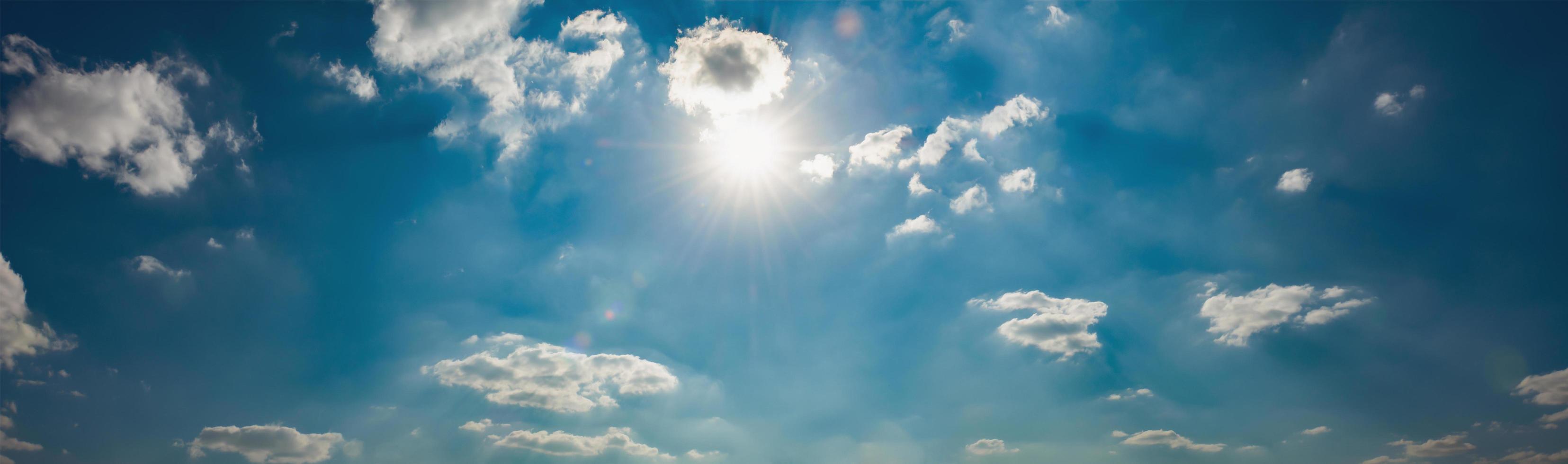 panorama blå himmel med Sol och vit moln foto