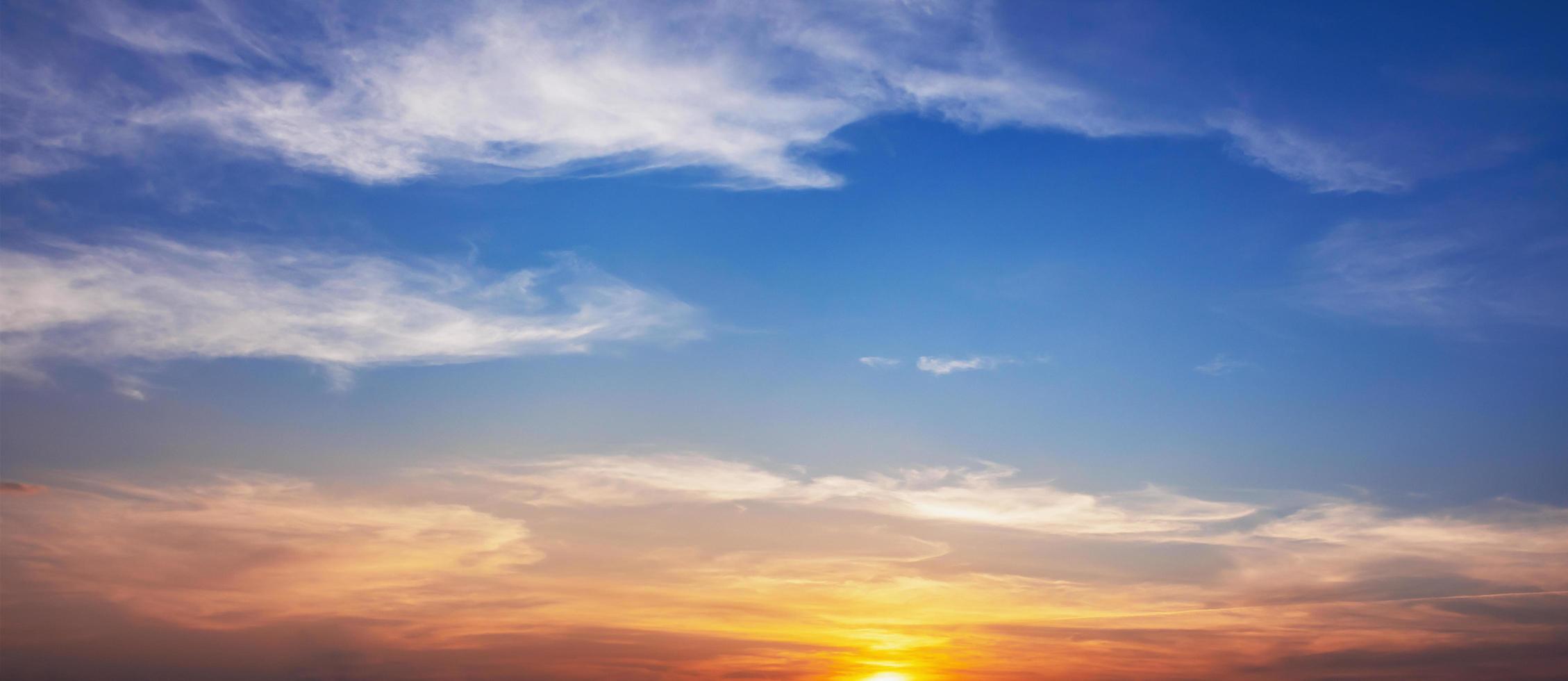 soluppgång i blå himmel bakgrund foto