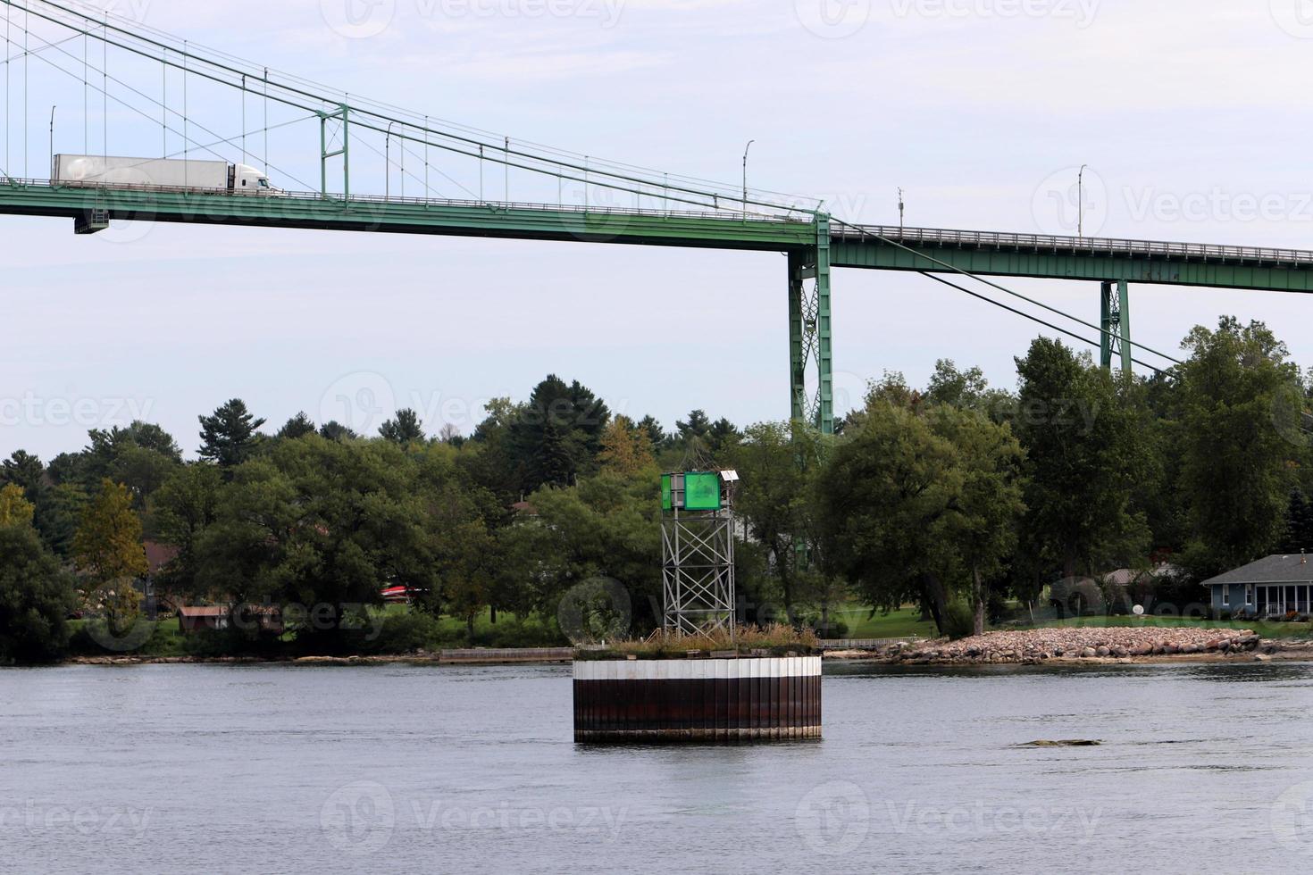 en fyr är en navigations landmärke den där är Begagnade till identifiera kuster och lokalisera fartyg. foto