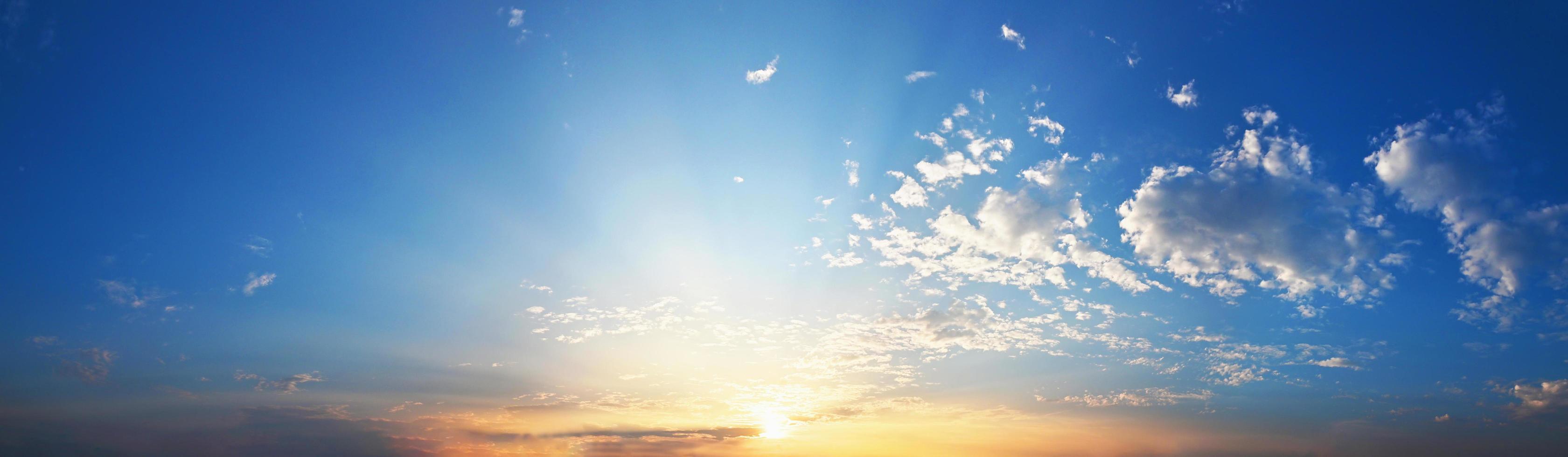 panorama blå himmel med solnedgång foto